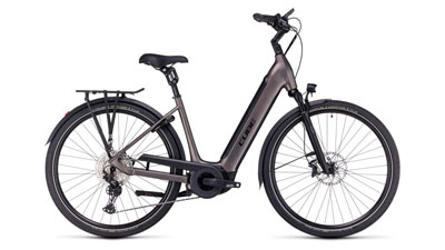 Se puede ver una bicicleta eléctrica Cube Supreme Hybrid EXC de color marrón con cuadro de entrada baja