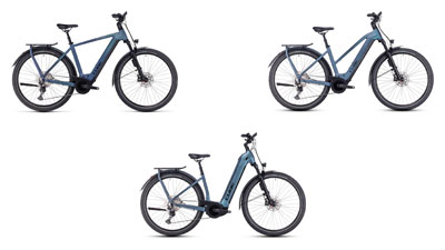 Se pueden ver tres bicicletas eléctricas Cube Kathmandu Hybrid azules, cada una con un cuadro diamante, un cuadro trapezoidal y un cuadro de entrada baja
