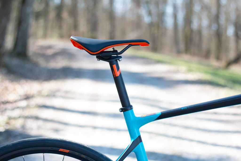 Sillín de bicicleta. Importante determinar su altura adecuada, para una posición de conducción ideal Sillín de bicicleta. Importante determinar su altura adecuada, para una posición de conducción ideal