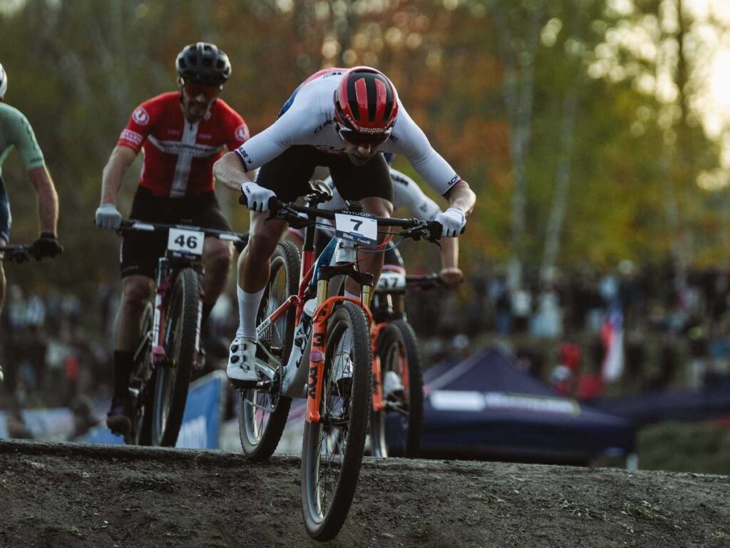 Ondřej Cink domina un exigente descenso durante la final de temporada del Cube Factory Racing 2025 en Mont-Sainte-Anne y demuestra un control total sobre su bicicleta Cube.